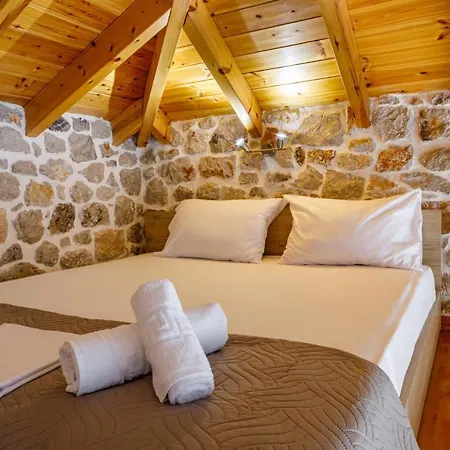 Adrian's Luxury 1 Δρέπανο