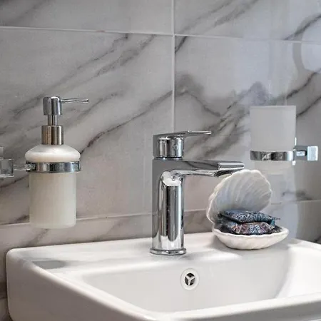 Adrian's Luxury 1 * Δρέπανο